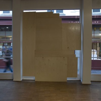 <p><em>Vitrine</em>, multiplex, attaches métallique, 200x300cm</p>
