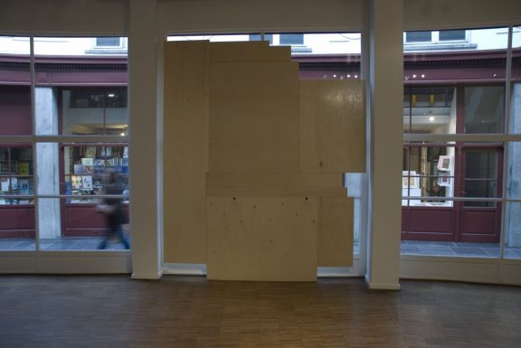 <p><em>Vitrine</em>, multiplex, attaches métallique, 200x300cm</p>
